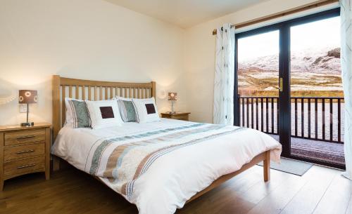 Een bed of bedden in een kamer bij Lodge 9 Glengoulandie Lodges