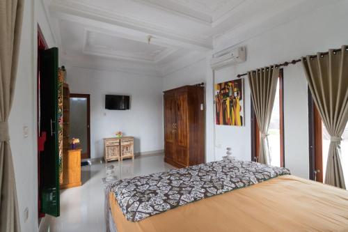 A bed or beds in a room at Bay View House