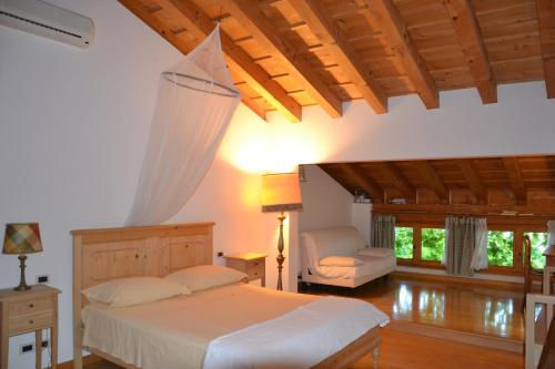 VillagaにあるB&B Ca' dell'Ortolanのベッドルーム1室(ベッド1台、椅子付)