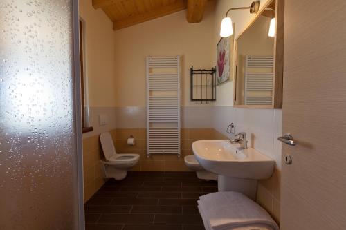 a small bathroom with a sink and a toilet at Agriturismo con Cucina tipica Nuova Scardua in Cavriana