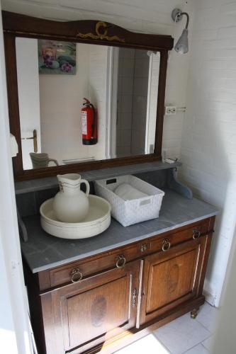 un mobile bagno con lavabo, specchio e lavandino. di Biedermeier a Born