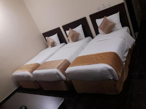 dos camas sentadas una al lado de la otra en una habitación en Lake Hotel, en Mūkhī