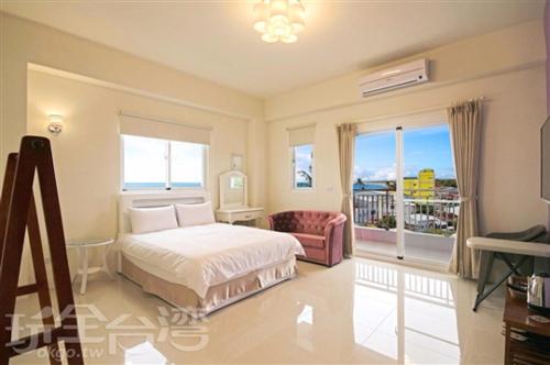 a bedroom with a bed and a balcony at Hai Bed and Breakfasts in Taitung City