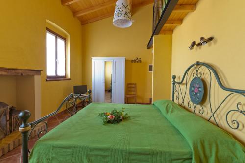 a bedroom with a green bed with flowers on it at Agriturismo con Cucina tipica Nuova Scardua in Cavriana
