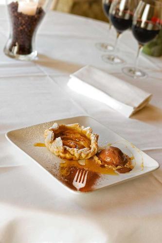 een bord eten op tafel met wijnglazen bij Castello Di Gabbiano in Mercatale Val Di Pesa