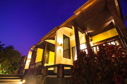 a house at night with the lights on at Chantaramas Beach Resort Koh Phangan in Baan Khai