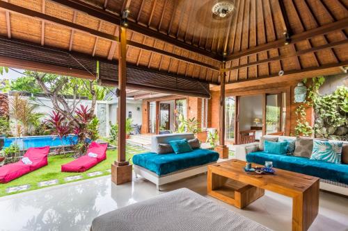 ein Wohnzimmer mit blauen und roten Möbeln in einer Villa in der Unterkunft VILLA DIAMOND in Sanur