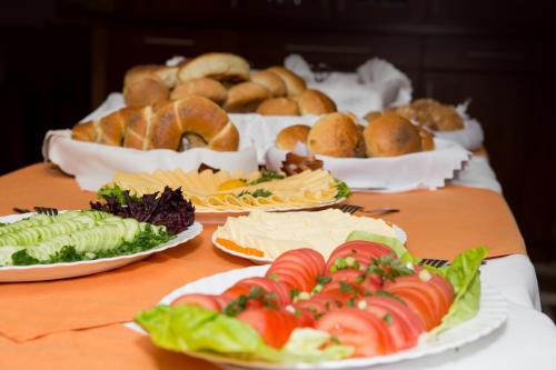 un tavolo con diversi tipi di cibo sui piatti di Domki Diament a Pobierowo