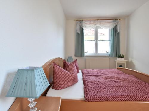En eller flere senge i et værelse på Comfortable Apartment in Kuhlungsborn Near Sea