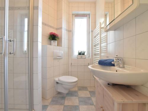 Ett badrum på Comfortable Apartment in Kuhlungsborn Near Sea