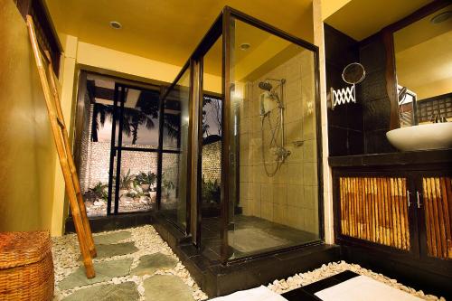 y baño con ducha y lavamanos. en Nabulao Beach and Dive Resort, en Hinoba-an