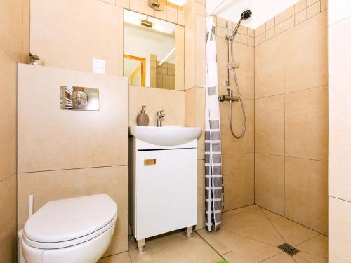 A bathroom at Holiday Home with Terrace and Fireplace - PL 034.004