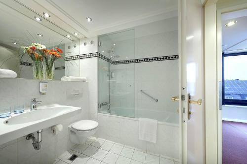 A bathroom at Hotel Regent