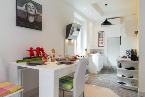 - une cuisine avec un îlot blanc dans une chambre dans l'établissement LE ROSSETTI 2 - F2 LUMINEUX, ASCENSEUR, CLIMATISATION, COEUR Vieux-Nice, à Nice
