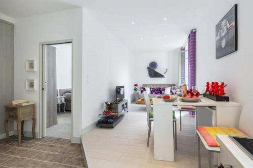 une cuisine et un salon avec une table et des chaises dans l'établissement LE ROSSETTI 2 - F2 LUMINEUX, ASCENSEUR, CLIMATISATION, COEUR Vieux-Nice, à Nice