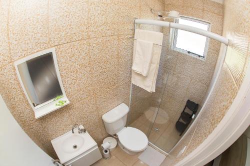 La petite salle de bains est pourvue de toilettes et d'un lavabo. dans l'établissement Residencial Villa Container, à Campinas