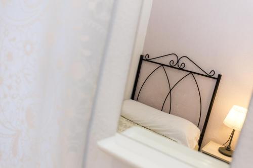 a mirror reflection of a bed in a room at Pension Mesones in Granada