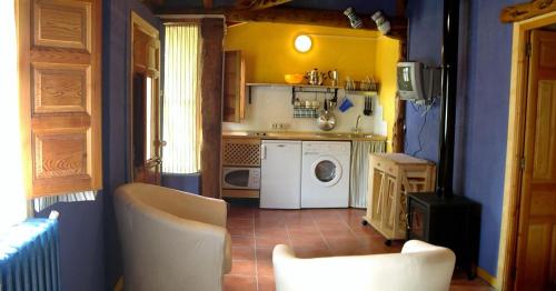 a small kitchen with a white washer and dryer at Estudio rural Estrella Polar III in Huerta