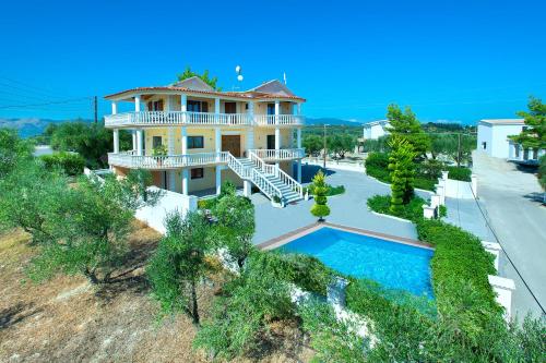 een luchtzicht op een huis met een zwembad bij Zante View Studios & Villas in Tsilivi