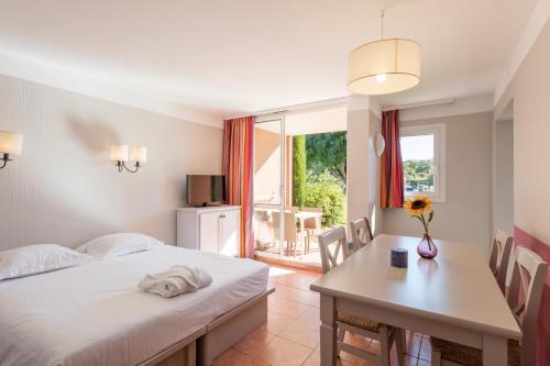Llit o llits en una habitació de Résidence Pierre & Vacances Les Rives de Cannes Mandelieu