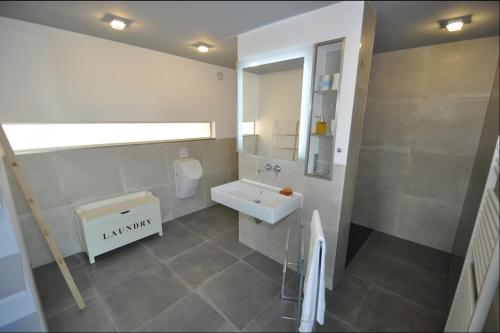 ゲーレン・レビンにあるBauhaus Fleesenseeの白いバスルーム(洗面台、トイレ付)
