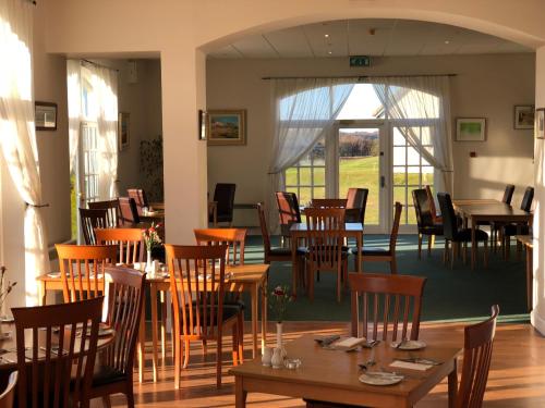 A restaurant or other place to eat at Drumoig Golf Hotel 