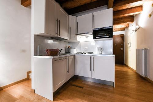 A kitchen or kitchenette at Bluesky - Cannaregio court of Venice