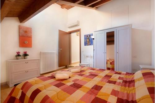 ヴェネツィアにあるBluesky - Cannaregio court of Veniceのベッドルーム1室(大型ベッド1台、カラフルな毛布付)