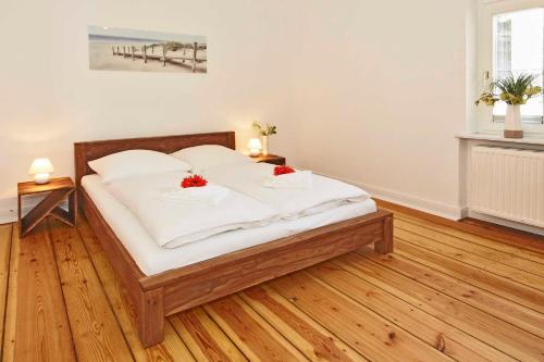 ヘリングスドルフにあるVilla Heleneのベッドルーム1室(赤いバラ2本のベッド1台付)