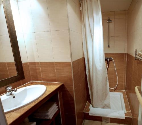 une salle de bain avec un lavabo et une douche dans l'établissement Appartement lumineux avec balcon au coeur de Paris, à Paris