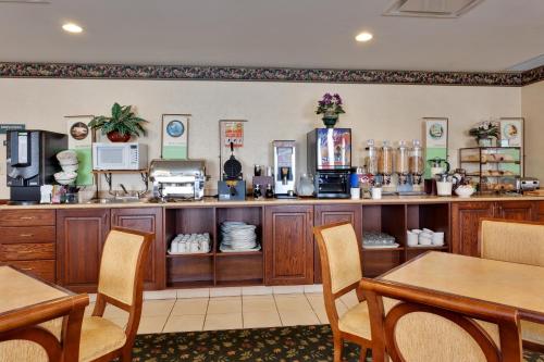 Country Inn & Suites by Radisson, London South, ON