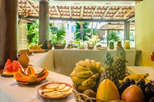 - une table avec un bouquet de fruits et de légumes dans l'établissement Sueds Trancoso, à Trancoso