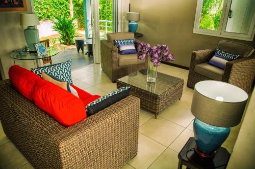 a living room with couches and chairs and a table at Alyzes Diamant in Le Diamant