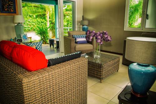 a living room with a couch and a table at Alyzes Diamant in Le Diamant