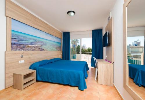 Un pat sau paturi într-o cameră la Hostal Anibal - AB Group