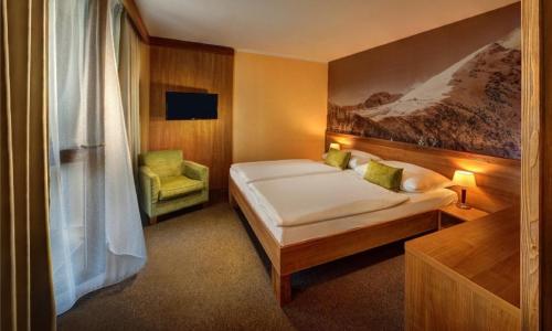 En eller flere senge i et værelse på Hotel FIS