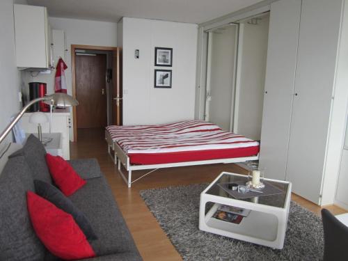 ティメンドルファー・シュトラントにあるFerienwohnung-Apartment-Seeblick-in-Plaza-Marit-Residenzのリビングルーム(ベッド1台、ソファ付)