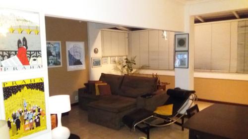 sala de estar con sofá y mesa en Apto. Confortável em Copacabana, en Río de Janeiro