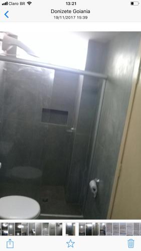 a bathroom with a toilet in a shower stall at Apartamento confortável in Goiânia