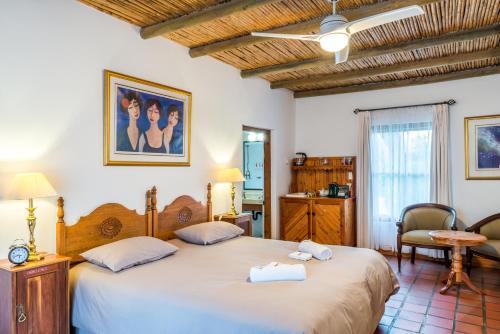 Un pat sau paturi într-o cameră la De Bergkant Lodge