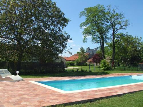 - une piscine dans une cour avec une pelouse dans l'établissement Chambres d'hôtes Les Tilleuls, à Le Poiré-sur-Velluire