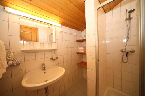 Ett badrum på Pension Spreitzhof & Appartement Royer