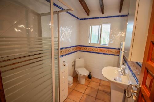 モライラにあるMarcelo - charming, Finca style holiday villa in Morairaのバスルーム(シャワー、トイレ、シンク付)