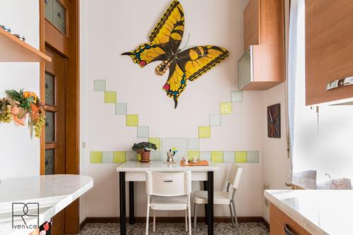 リード・ディ・ヴェネツィアにあるVilla Noto Lagoon Flatの蝶時計付きのキッチン