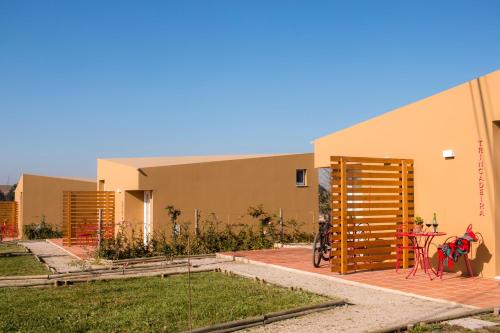 a building with a wooden door in a yard at Entre Vinhas & Mar in Óbidos