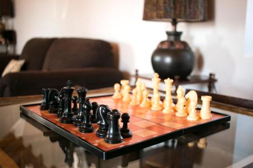 a chess game on a table in a living room at Entre Vinhas & Mar in Óbidos