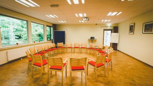 a conference room with a table and chairs at Ostel Jugendhotel Bremervörde in Bremervörde