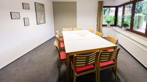 a dining room with a table and chairs at Ostel Jugendhotel Bremervörde in Bremervörde