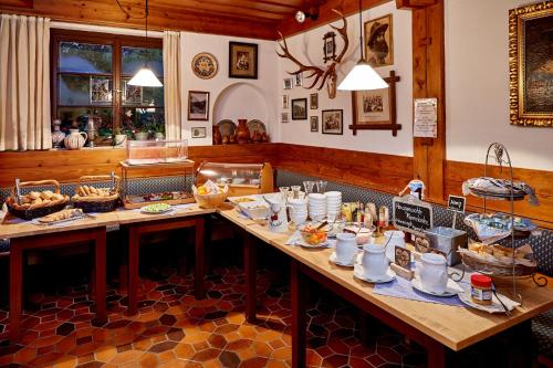 a restaurant with a table with food on it at Olympiahaus in Garmisch-Partenkirchen