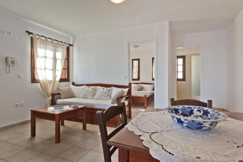 a living room with a couch and a table at Jhonathan in Amoopi